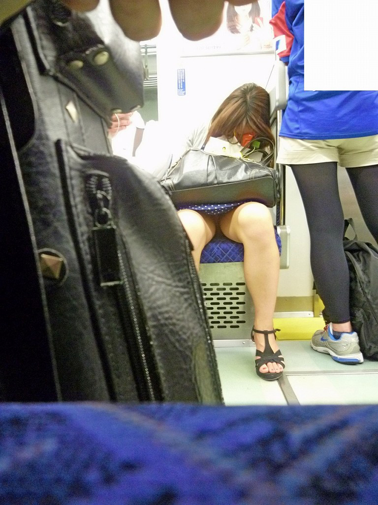 電車で真向かいに座った女性がパンチラしていたらアナタはどうする…？019