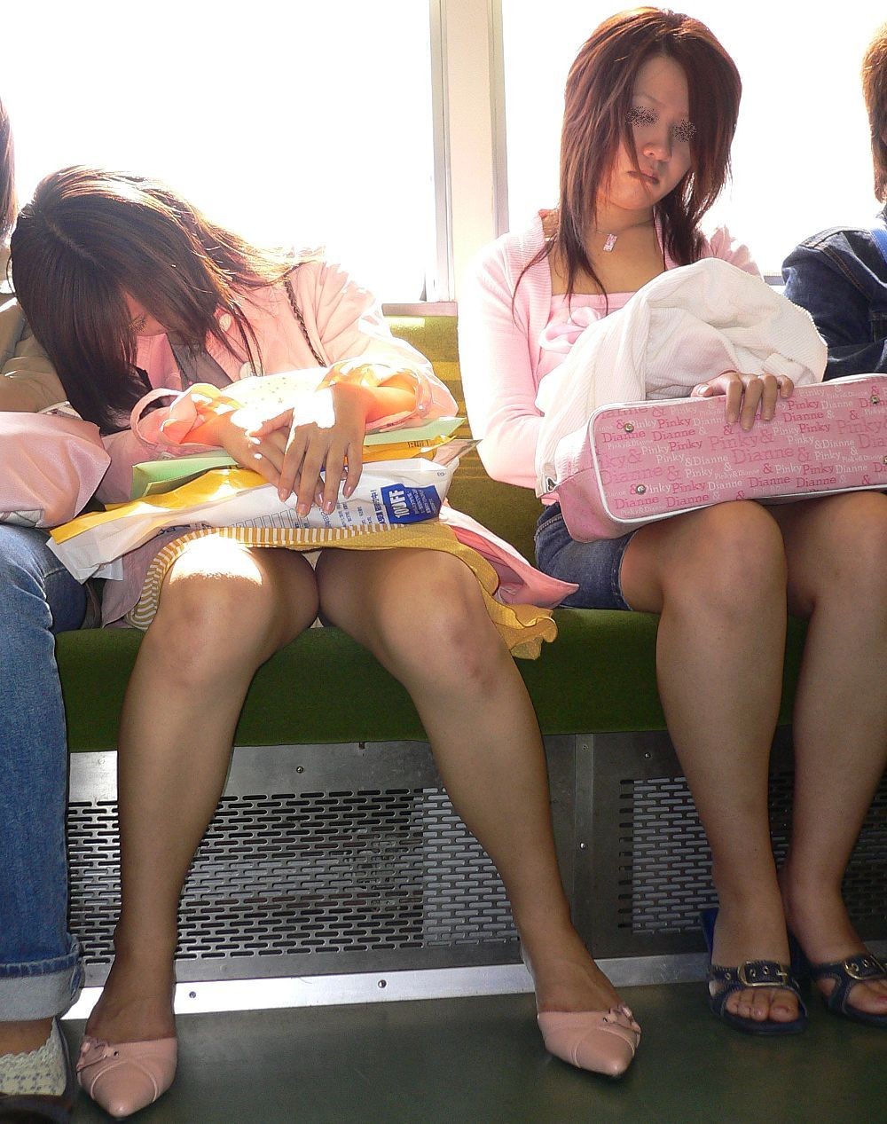 電車で女性が爆睡しているけど下半身が緩んでパンツが見えちゃってる！024