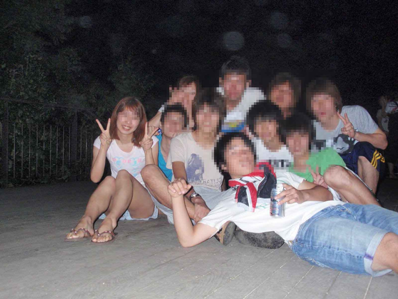 集合でパンチラしている記念写真流出エロ画像21選001枚目