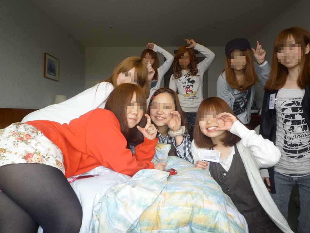 集合でパンチラしている記念写真流出エロ画像21選004枚目