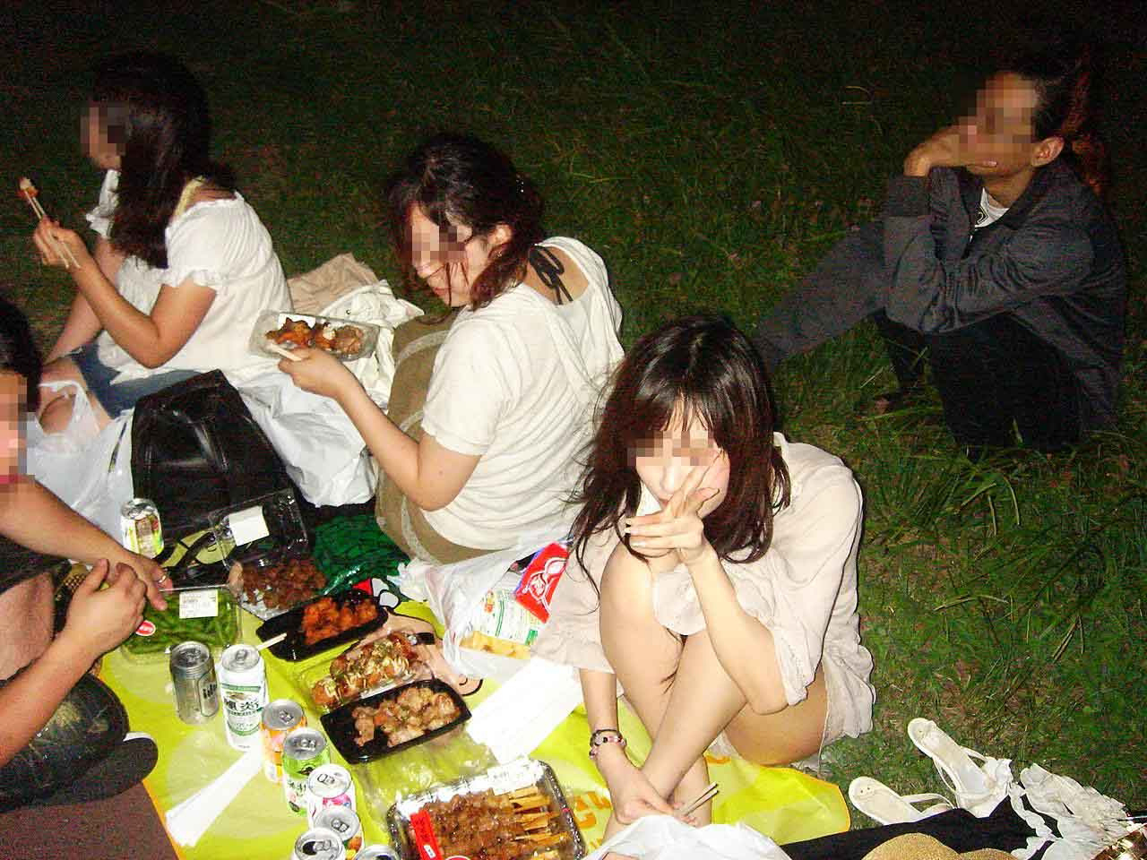 集合でパンチラしている記念写真流出エロ画像21選005枚目