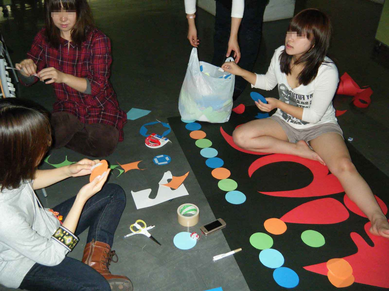 集合でパンチラしている記念写真流出エロ画像21選007枚目