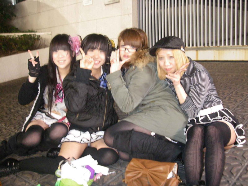 集合でパンチラしている記念写真流出エロ画像21選011枚目