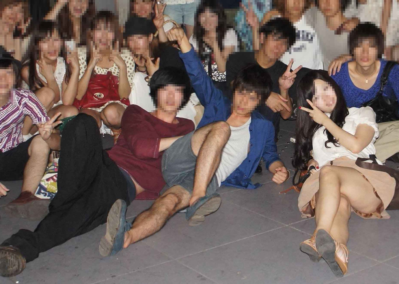 集合でパンチラしている記念写真流出エロ画像21選012枚目