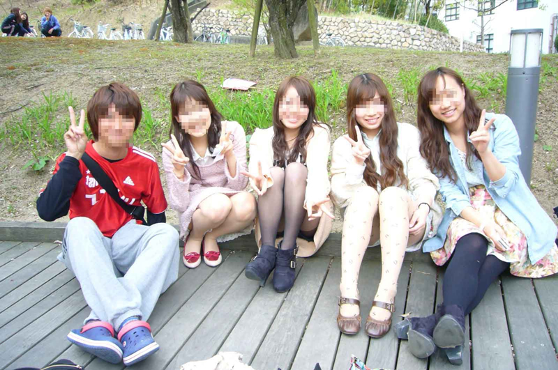 集合でパンチラしている記念写真流出エロ画像21選014枚目