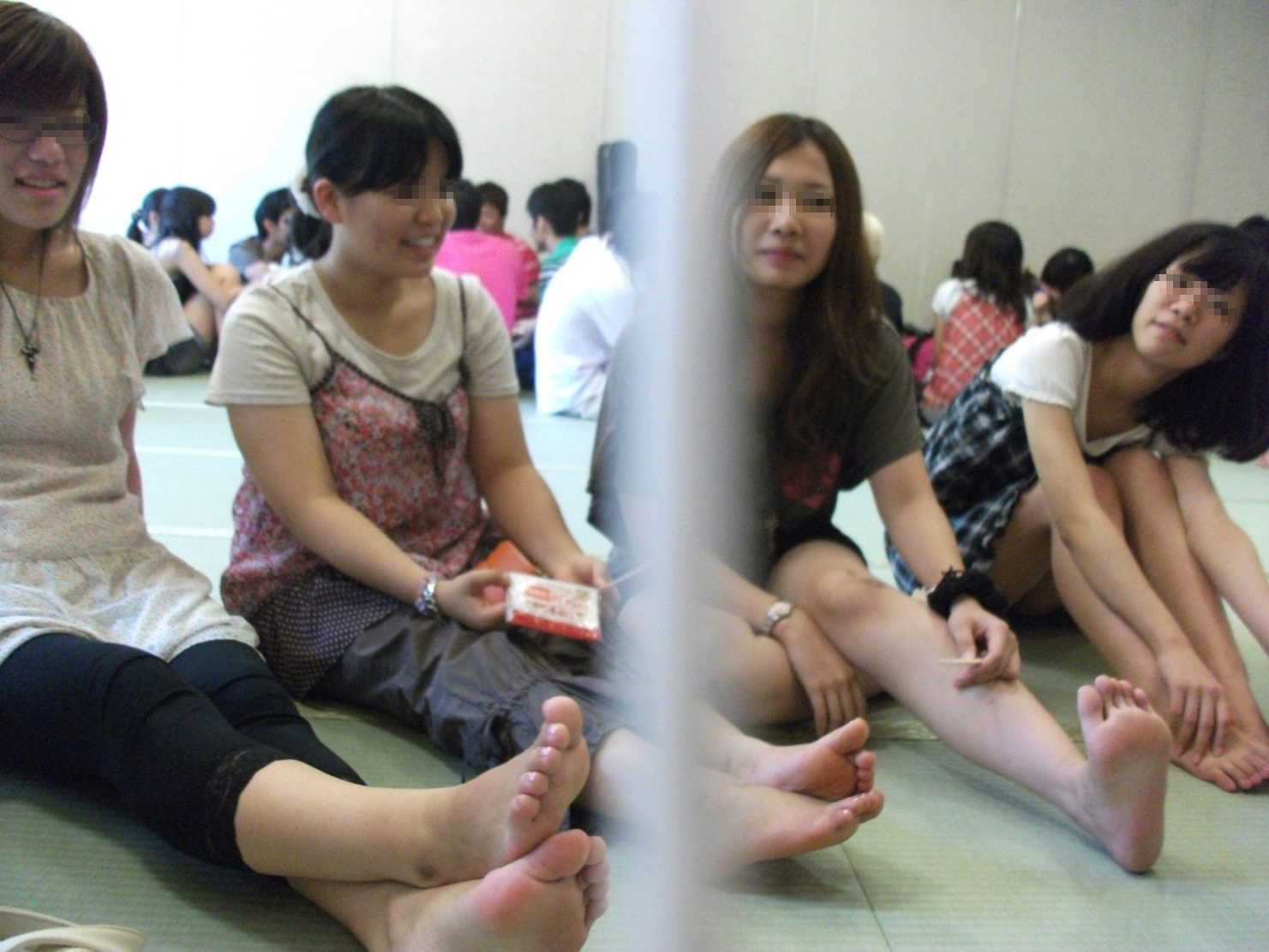 集合でパンチラしている記念写真流出エロ画像21選016枚目