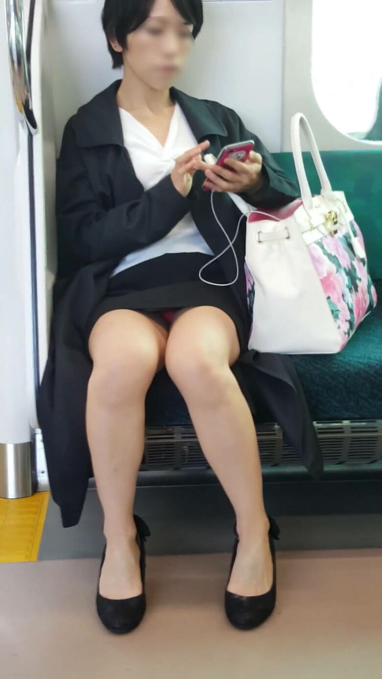 熟女 電車対面パンチラ画像!たるんだ太ももやパンツがエロいぜ!!006