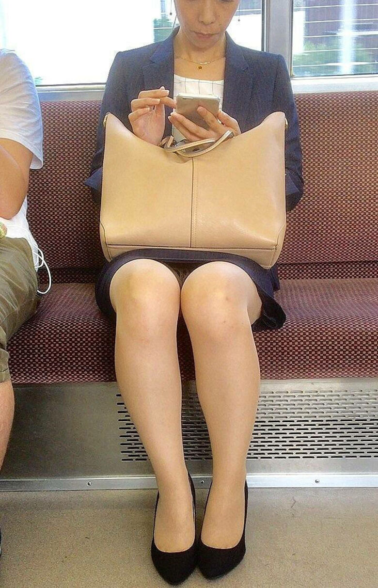 熟女 電車対面パンチラ画像!たるんだ太ももやパンツがエロいぜ!!009