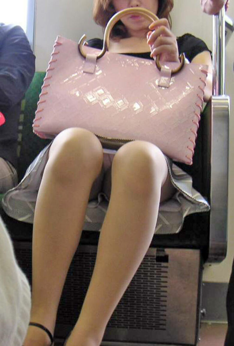 熟女 電車対面パンチラ画像!たるんだ太ももやパンツがエロいぜ!!013