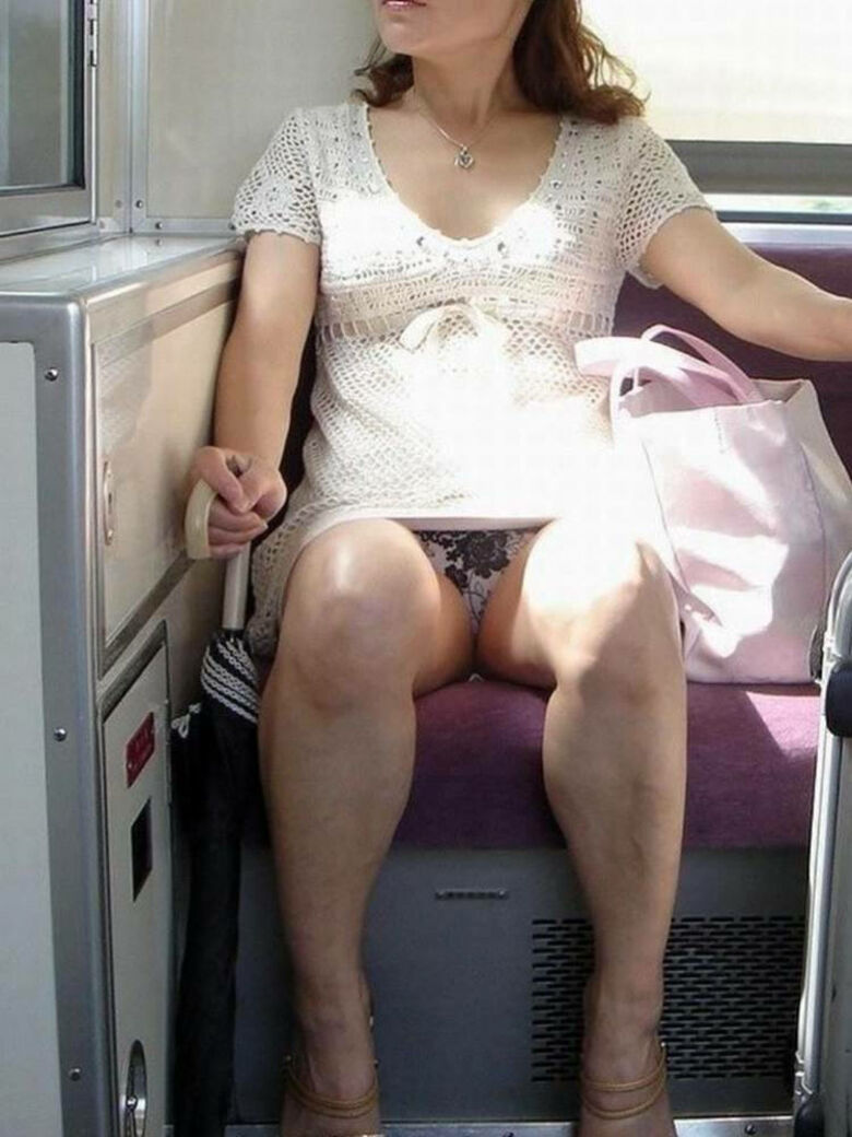 熟女 電車対面パンチラ画像!たるんだ太ももやパンツがエロいぜ!!014