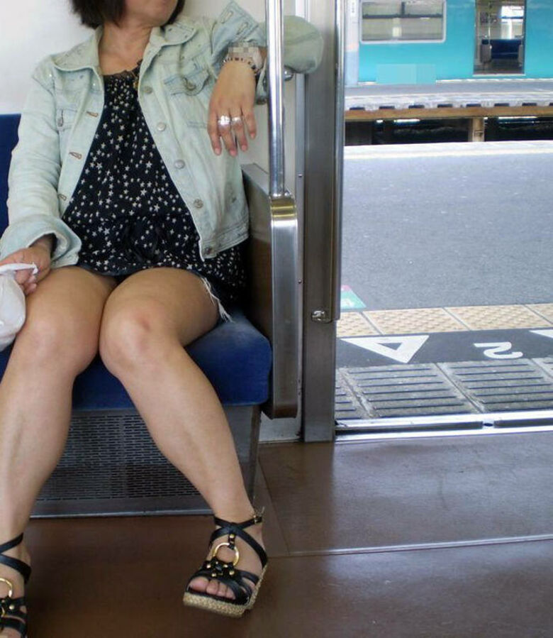 熟女 電車対面パンチラ画像!たるんだ太ももやパンツがエロいぜ!!020