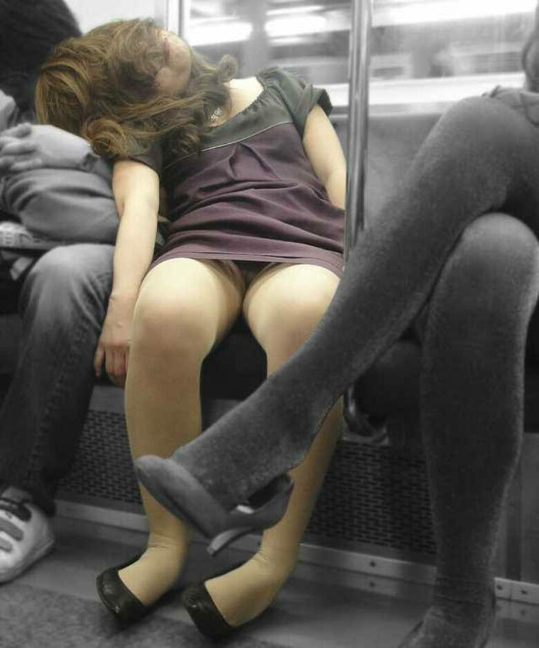 熟女 電車対面パンチラ画像!たるんだ太ももやパンツがエロいぜ!!026