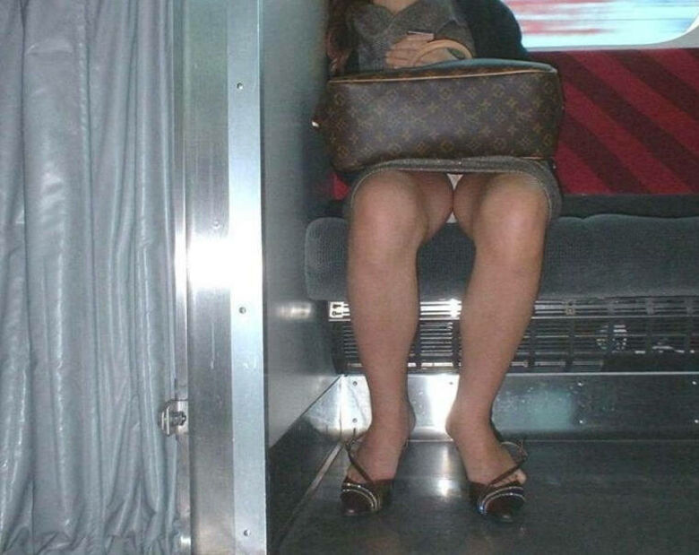熟女 電車対面パンチラ画像!たるんだ太ももやパンツがエロいぜ!!027