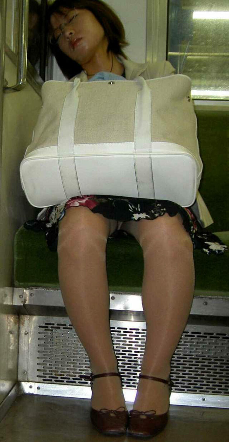 熟女 電車対面パンチラ画像!たるんだ太ももやパンツがエロいぜ!!037