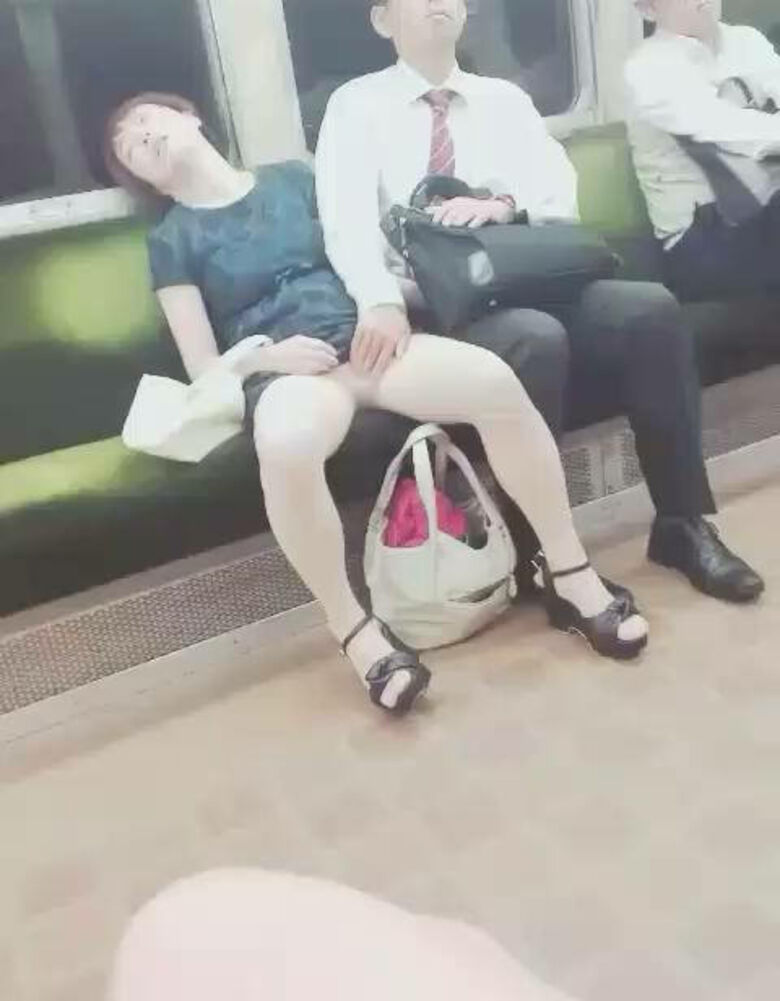 熟女 電車対面パンチラ画像!たるんだ太ももやパンツがエロいぜ!!039