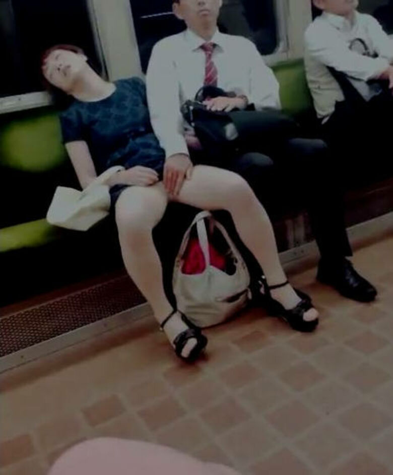 熟女 電車対面パンチラ画像!たるんだ太ももやパンツがエロいぜ!!040