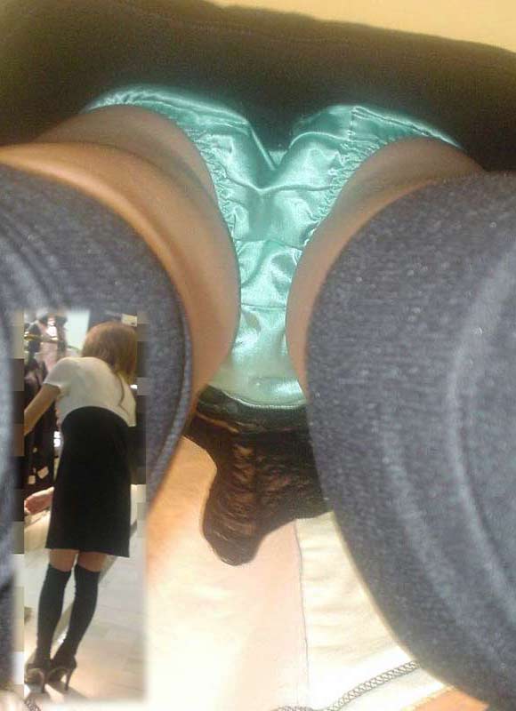 パンチラが抜ける逆さ撮り盗撮エロ動画像Vol.55_009枚目