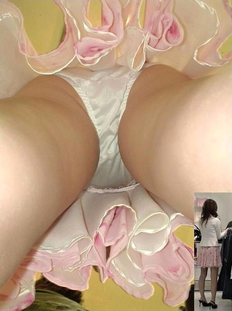 パンチラが抜ける逆さ撮り盗撮エロ動画像Vol.55_011枚目