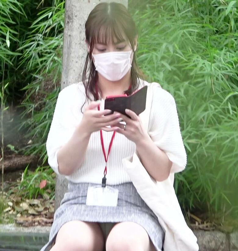 ぱんちら画像72枚!股間がエッチなマスクOL女性のパンツや太ももをまとめてみた!!002枚目