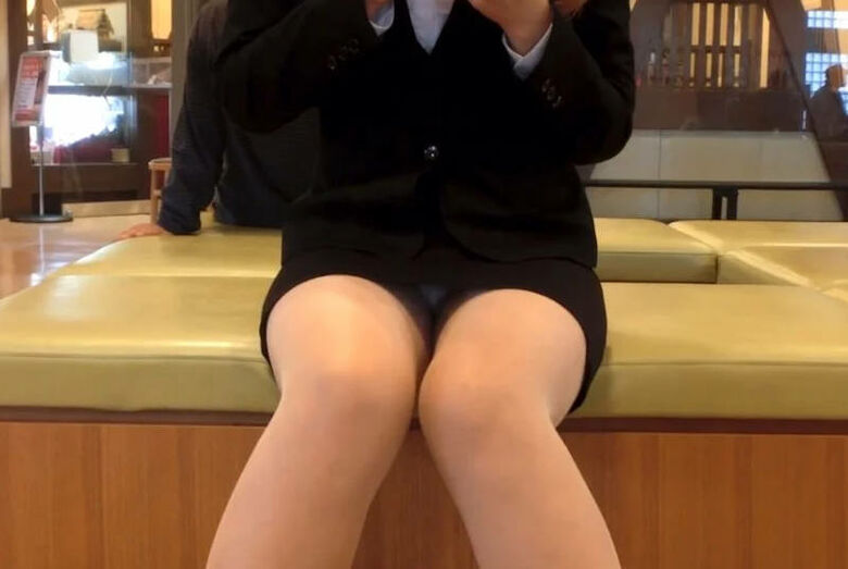 ぱんちら画像72枚!股間がエッチなマスクOL女性のパンツや太ももをまとめてみた!!023枚目