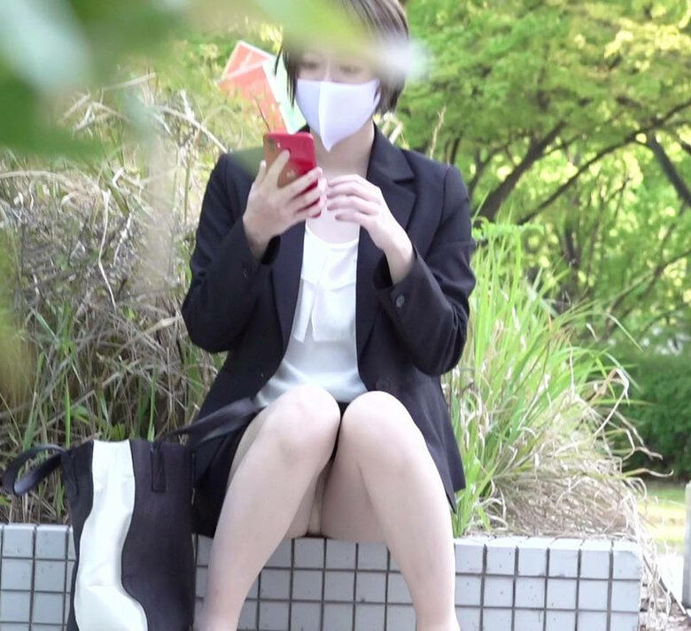 ぱんちら画像72枚!股間がエッチなマスクOL女性のパンツや太ももをまとめてみた!!034枚目