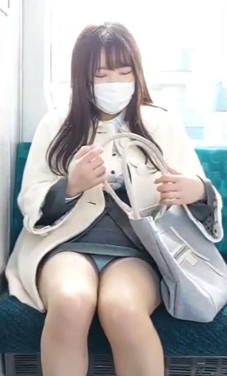 ぱんちら画像72枚!股間がエッチなマスクOL女性のパンツや太ももをまとめてみた!!053枚目