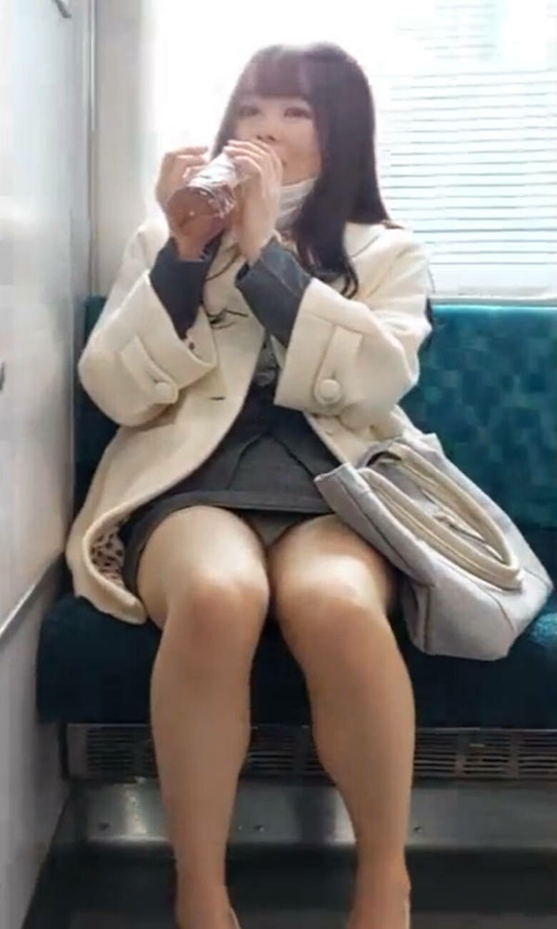 ぱんちら画像72枚!股間がエッチなマスクOL女性のパンツや太ももをまとめてみた!!054枚目