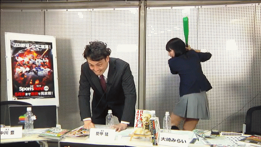 パンチラする瞬間にスポットを当てたエッチなGIFエロ画像19選001枚目