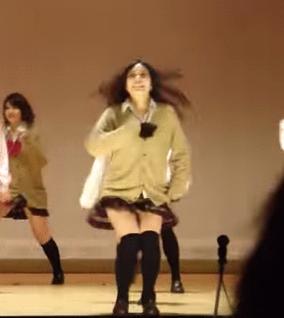 パンチラする瞬間にスポットを当てたエッチなGIFエロ画像19選013枚目