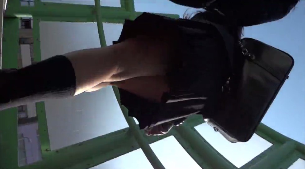 【パンチラ動画】逆さ撮りしながらJKの階段パンチラを接写！こっそりスカートを捲る緊張感がイイね！029