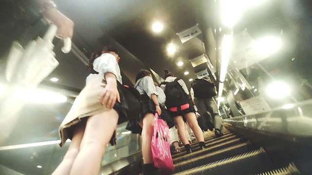 逆さ撮り追跡パンチラ盗撮エロ画像74枚!犬のように追いかけ回し隠し撮りされたJKパンツが抜ける!!001枚目