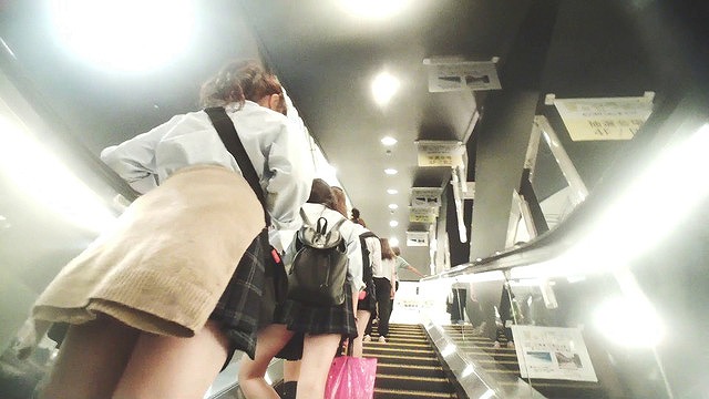 逆さ撮り追跡パンチラ盗撮エロ画像74枚!犬のように追いかけ回し隠し撮りされたJKパンツが抜ける!!006枚目
