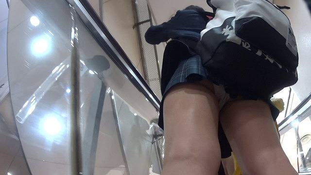 逆さ撮り追跡パンチラ盗撮エロ画像74枚!犬のように追いかけ回し隠し撮りされたJKパンツが抜ける!!045枚目
