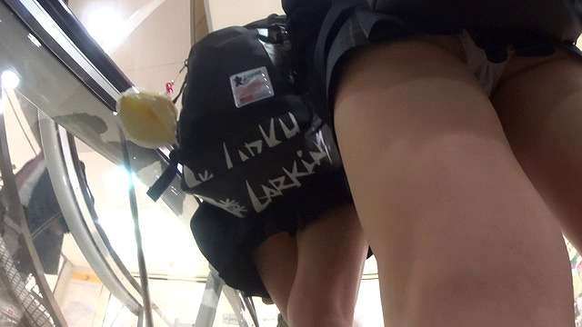 逆さ撮り追跡パンチラ盗撮エロ画像74枚!犬のように追いかけ回し隠し撮りされたJKパンツが抜ける!!048枚目