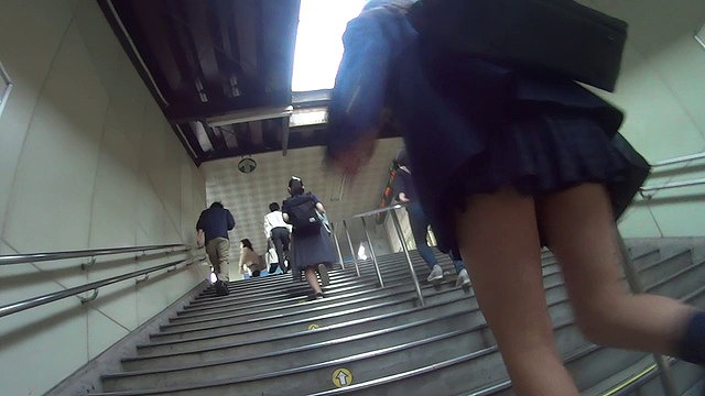 逆さ撮り追跡パンチラ盗撮エロ画像74枚!犬のように追いかけ回し隠し撮りされたJKパンツが抜ける!!059枚目