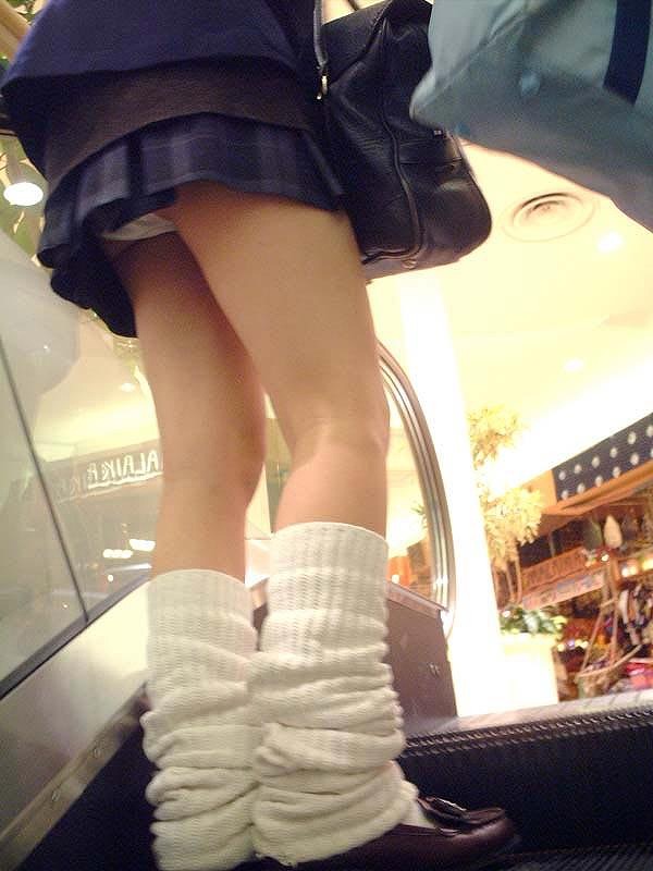 パンチラが抜ける逆さ撮り盗撮エロ動画像Vol.79_017枚目