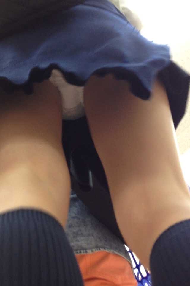 パンチラが抜ける逆さ撮り盗撮エロ動画像Vol.79_018枚目