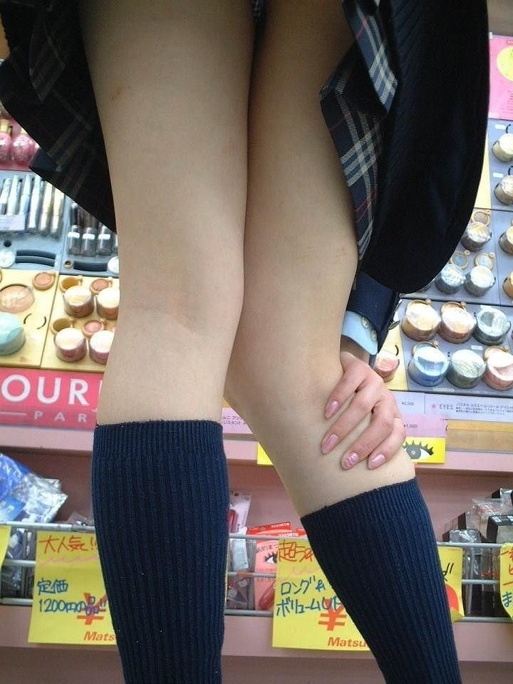 パンチラが抜ける逆さ撮り盗撮エロ動画像Vol.79_032枚目