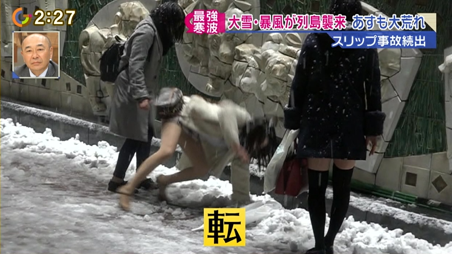 転倒 パンチラ画像！スリップで股間が無防備💕雪や路面凍結で見えてしまったパンツをまとめてみたぜ!!003