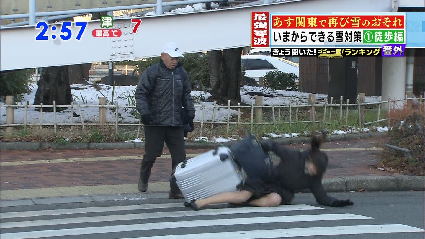 転倒 パンチラ画像！スリップで股間が無防備💕雪や路面凍結で見えてしまったパンツをまとめてみたぜ!!011