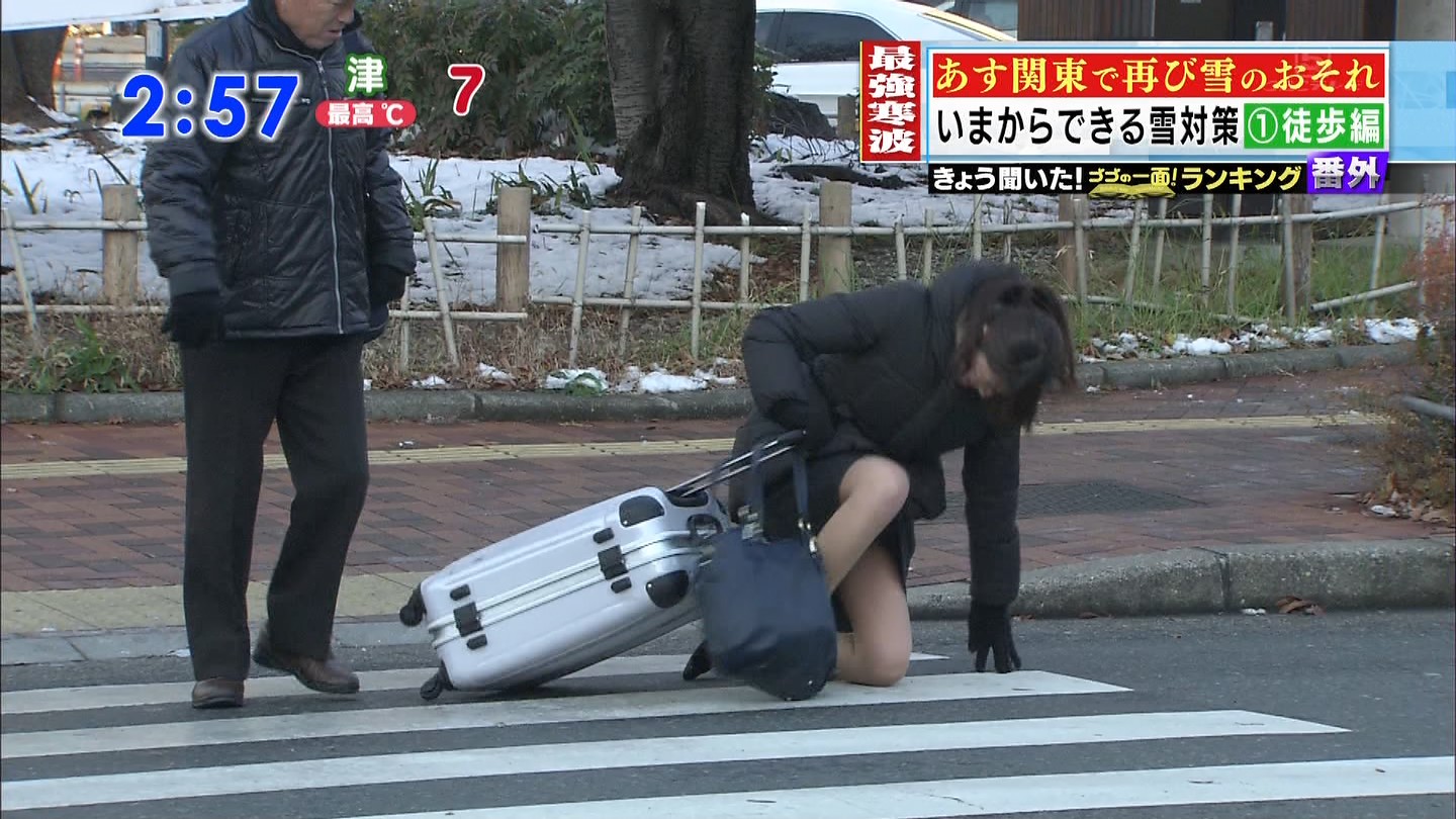 転倒 パンチラ画像！スリップで股間が無防備💕雪や路面凍結で見えてしまったパンツをまとめてみたぜ!!013