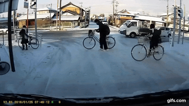 転倒 パンチラ画像！スリップで股間が無防備💕雪や路面凍結で見えてしまったパンツをまとめてみたぜ!!014