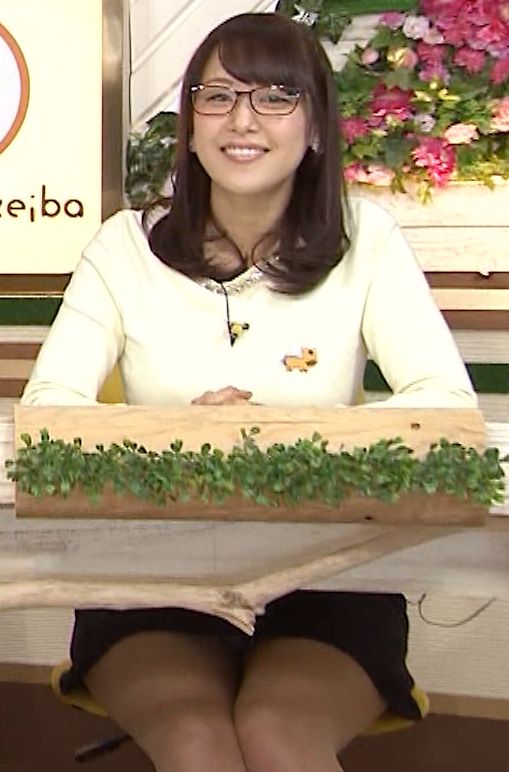 鷲見玲奈 パンチラ画像010