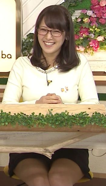 鷲見玲奈 パンチラ画像011