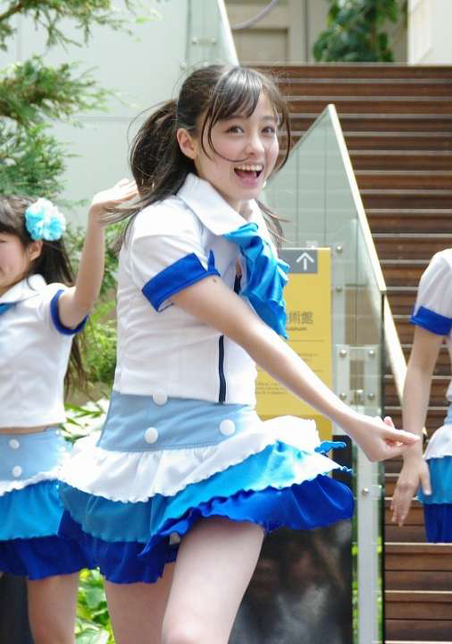 橋本環奈 パンチラがエロいぜ！アイドル時代お宝パンツ画像♡1000年に1度の貴重なアンスコが抜けちゃいます😍007