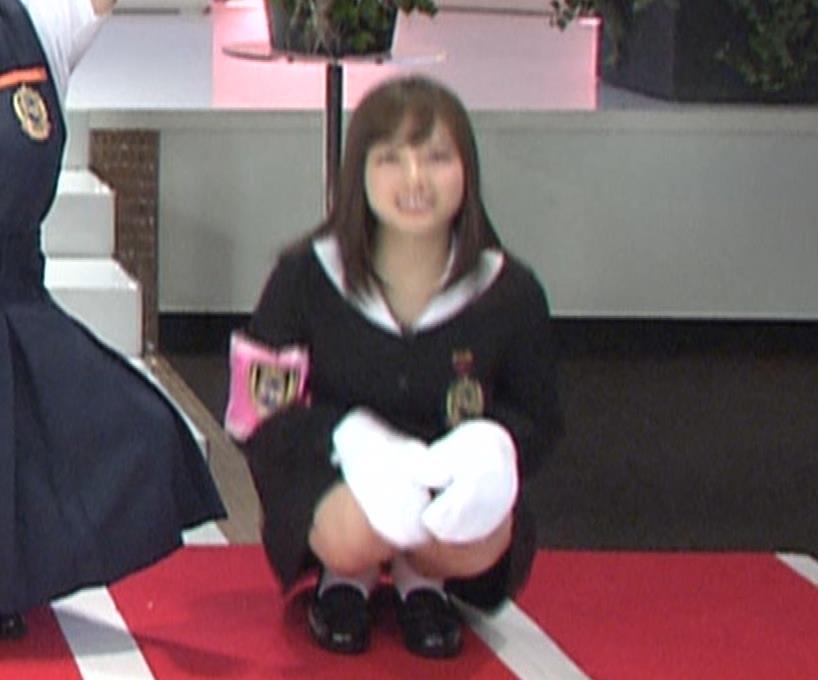 橋本環奈 パンチラがエロいぜ！アイドル時代お宝パンツ画像♡1000年に1度の貴重なアンスコが抜けちゃいます😍013
