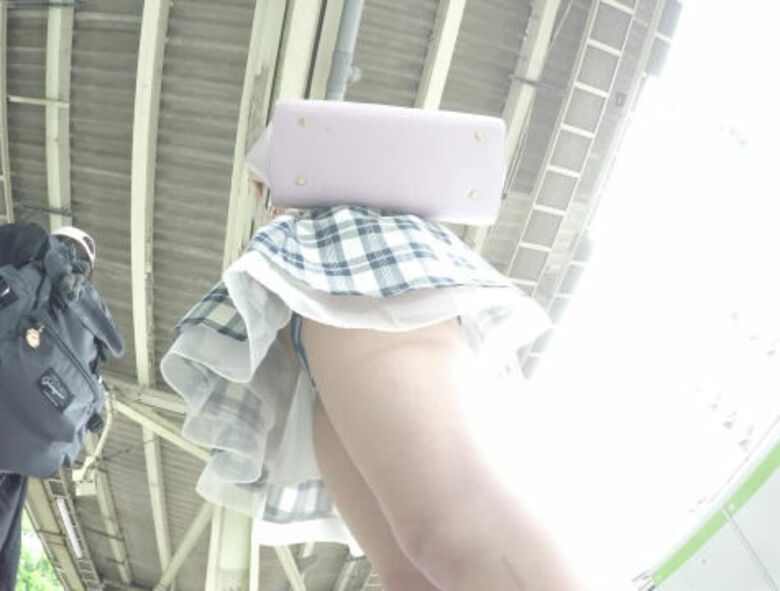駅 パンチラ画像！盗撮ミニスカからのお尻や太もも♡パンツをまとめてみたぜ!!005