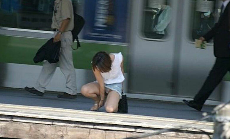 駅 パンチラ画像！盗撮ミニスカからのお尻や太もも♡パンツをまとめてみたぜ!!007