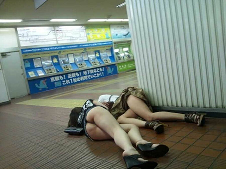 駅 パンチラ画像！盗撮ミニスカからのお尻や太もも♡パンツをまとめてみたぜ!!013