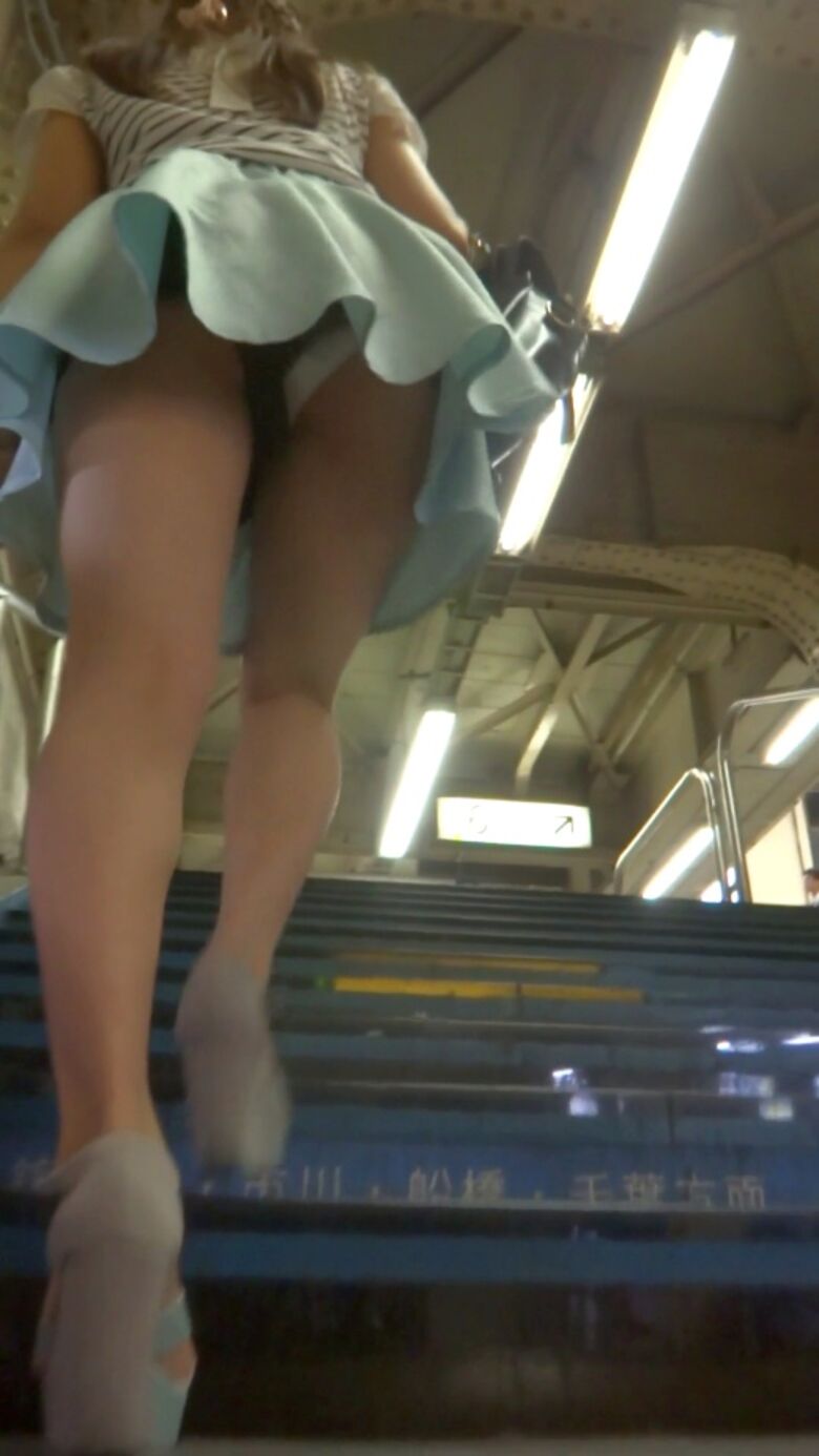 駅 パンチラ画像！盗撮ミニスカからのお尻や太もも♡パンツをまとめてみたぜ!!017